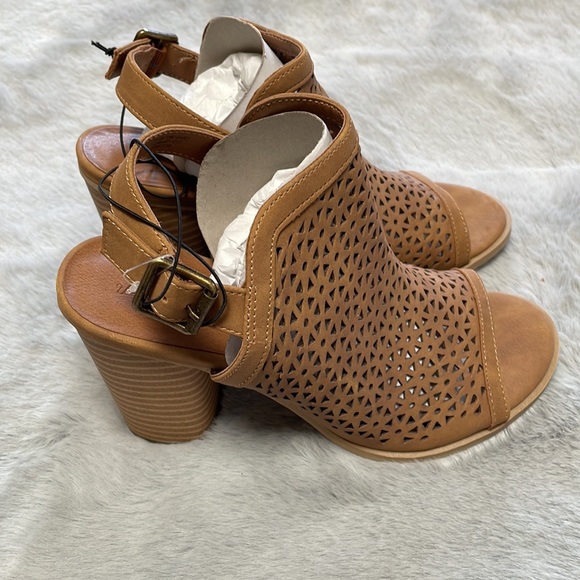 New in box Heeled Sling Back Cut Out Boots - Picture 3 of 8